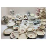 Gros lot de tasses et soucoupes, vintage, avec