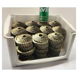 55 bobines de clous à toiture, avec bac