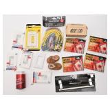 Lot varié, dont plaques murales, élastiques