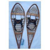 Paire de raquettes, en bois et en babiche,