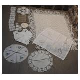 Lot de broderies, napperons vintage et