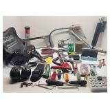 *Lot d'outils, dont hache, cbles de survoltage