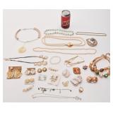 Lot de bijoux perlés, dont Avon, camée et SAQ