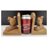 Serre-livres écureuils, en bois sculpté, signés
