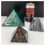 3 pyramides, 1 en pierre, 1 en métal et