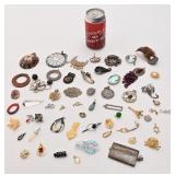 Lot de pendentifs, dont Trifari et en verre