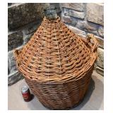 *Dame-jeanne dans panier en osier