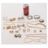 Lot de bijoux perlés, donc camées