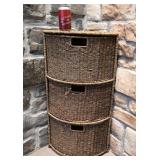 *Meuble de rangement en coin, en rotin