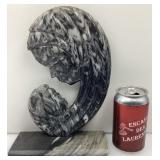 *Sculpturre de la Vierge Marie, en pierre