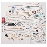 Lot de bijoux, dont Puccini, d'Orlan et Keyes