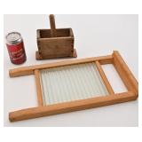 Ancien moule à beurre, en bois, et planche