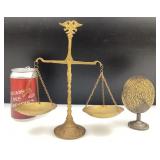 Balance en laiton et reproduction du disque de