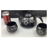 Théière asiatique avec 2 tasses