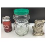 2 tirelires oursons, en métal et en verre
