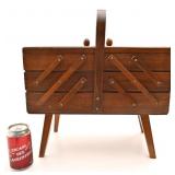 Coffre à couture accordéon et son contenu