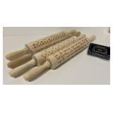 3 rouleaux à pte en bois, embossés, neufs
