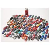 Lot de petites voitures, dont beaucoup de