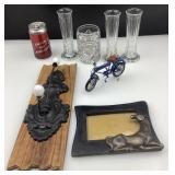 Lot de décorations, dont vases et bicyclette