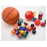 Lot de ballons et de boules variés, dont de