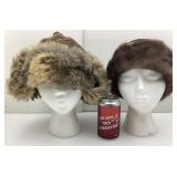 2 chapeaux, 1 en fourrure et 1 à oreilles