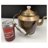 Ancienne théière, en cuivre, laiton et céramique