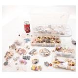 Lot de boutons variés, avec bac