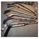 *13 btons de hockey de droitier et 2 de gardien