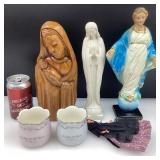 Lot religieux, statuettes, poupée et 2 bougeoirs,