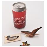 Anciens bijoux en bois sculpté, dont signé