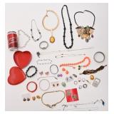 Lot de bijoux, dont Trifari, Monet, argent 925 et