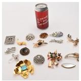 Lot de broches, dont Boucher, Triad, Coro,