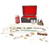 Coffre en bois sculpté, avec objets religieux,