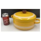 Casserole en métal émaillé, avec couvercle