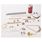 Lot de bijoux, dont Monet, Avon, Coro et Triad