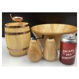 Bol à salade, salière, poivrière et baril, en bois