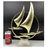 *2 voiliers en métal, sur base en pierre