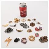 Lot de broches, dont Sherman, Warner, Avon