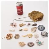 Bourse perlée, avec broches, dont Trifari,