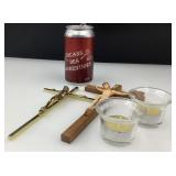 2 crucifix, dont 1 en laiton, et 2 lampions pour