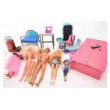 Lot de Barbie, dont 1966, avec meubles et