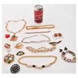 Lot de bijoux, dont Monet, Trifari, Pierre,