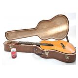 Guitare avec étui rigide,