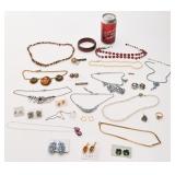 Lot de bijoux vintage, dont Trifari, Monet, Avon