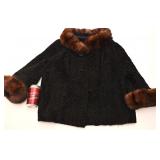 Manteau court, vraie et fausse fourrure