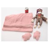 Couverture et jouets pour chien