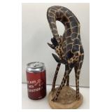 *Girafe en bois sculpté