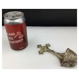 Rare bénitier avec crucifix, en métal