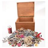 Lot de bijoux en vrac, avec coffre