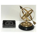 Sphï¿½re armillaire dï¿½corative, en laiton, sur socle